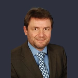 computer-controls-trainer-dieter-gustedt